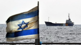 Một tàu viện trợ cho Dải Gaza, có sự kiểm soát của hải quân Israel, đang tiến vào cảng Ashdod của Israel hôm 5-6-2010.