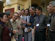 Một số đại biểu Đại hội VII (5.2005) trước Nhà hát Lớn TP.Hà Nội.