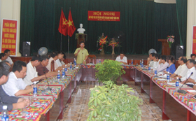 Lãnh đạo huyện Mai Châu chia sẻ với các doanh nghiệp, cơ sở sản xuất kinh doanh
