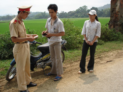 CSGT huyện Lương Sơn kiểm tra giấy tờ người điều khiển phương tiện giao thông
