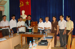 Ông Quách Thế Tản, Chủ tịch Hội khuyến học tỉnh trao Bằng khen của Trung ương Hội khuyến học Việt Nam cho ông Sùng A Giống