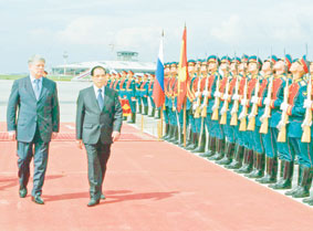 Thứ trưởng Bộ Ngoại giao Liên Bang Nga
A-lếch-xây Bô-rô-đáp-kin và Tổng Bí thư 
Nông Đức Mạnh duyệt đội danh dự