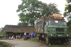 Người dân xóm Suối Lốn (Tân Mai, Mai Châu) chuyển nhà về nơi tái định cư tại xã Bảo Hiệu, huyện Yên Thuỷ