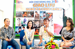 Ca sĩ - diễn viên Hồng Hạnh, NSND Thế Anh, NSND Trà Giang (từ phải sang) trong buổi giao lưu với khán giả.