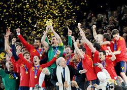 Đội trưởng Casillas nâng cao chiếc cúp vô địch