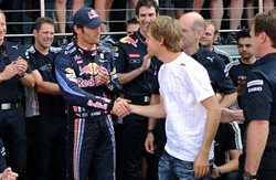 Webber và Vettel (áo trắng) gặp nhau sau chặng đua.