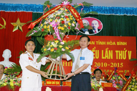 Đồng chí Nguyễn Hữu Duyệt, Phó Bí thư Thường trực Tỉnh ủy tặng hoa chúc mừng Đại hội