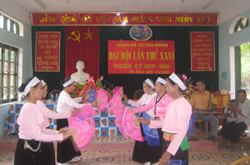 Đội văn nghệ xóm Khang, xã Yên Mông biểu diễn văn nghệ chào mừng Đại hội Đảng bộ xã