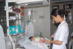 Trẻ sơ sinh được tiêm vắc xin phòng bệnh sau sinh