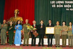 Chủ tịch nước Nguyễn Minh Triết trao huân  chương sao vàng tặng lực lượng TNXP