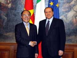 Thủ tướng Italy Silvio Berlusconi và Phó Thủ tướng Nguyễn Sinh Hùng.