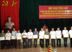 Lãnh đạo huyện Cao Phong tặng giấy khen cho cá nhân có thành tích xuất sắc trong phong trào 