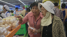 Người tiêu dùng chọn mua hàng tại Co.op Mart Quảng Ngãi