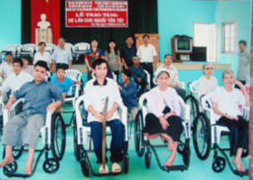 Hội Bảo trợ Người tàn tật và Trẻ mồ côi tỉnh  tặng xe lăn cho người tàn tật huyện Lạc Sơn.