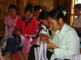 Phụ nữ Mai Châu bảo tồn và phát triển nghề thêu truyền thống.