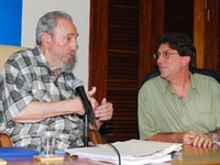 Lãnh tụ Fidel castro và Ngoại trưởng Cuba Bruno Rodriguez tại buổi gặp gỡ (Ảnh: Reuters)