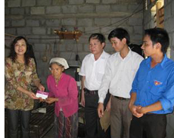 Chi nhánh Ngân hàng No & PTNT tỉnh trao tặng sổ tiết kiệm tình nghĩa cho bà Bùi Thị Bút,
