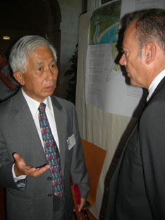 Ông Marc Gricourt, Thị trưởng
Blois, thân mật trỏ chuyện với
GS Trần Thanh Vân (trái).