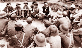 Trung tướng Hà Ngọc Tiếu (người ngồi giữa) trong một lần đi công tác tại biên giới.  

