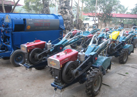 Loạt máy nông nghiệp chờ cung ứng cho các hộ dân trong đợt 1/2010.