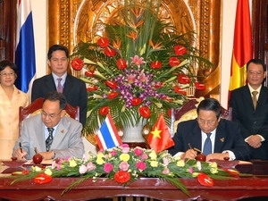 Phó Thủ tướng, Bộ trưởng Bộ Ngoại giao Phạm Gia Khiêm và ông Kasit Piromya, Bộ trưởng Ngoại giao Thái Lan tham gia ký biên bản trao đổi văn kiện phê chuẩn hiệp định.