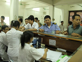 Người nhà bệnh nhân làm các thủ tục tại Bệnh viện Việt Đức- Hà Nội.