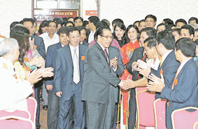 Tổng Bí thư Nông Đức Mạnh gặp gỡ các
Đại biểu dự Đại hội Đảng bộ quận
Hoàn Kiếm, Hà Nội