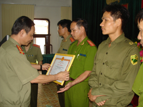 Ban tổ chức trao giấy khen cho các tập thể đạt giải cao trong hội thi.