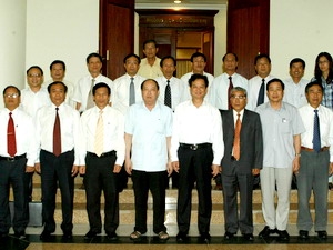 Thủ tướng Nguyễn Tấn Dũng và ông Nguyễn Văn Chi chụp ảnh chung với Ban chấp hành Đảng bộ tỉnh Thừa Thiên-Huế.