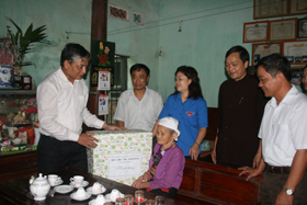 Đồng chí Doãn Mậu Diệp, Phó Bí thư Tỉnh ủy đã hỏi thăm, tặng quà mẹ Nguyễn Thị Mêng.
