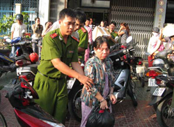 Cơ quan CSĐT thực hiện lệnh bắt Vương Ngọc Châu vì lừa đảo chiếm đoạt tài sản hàng tỷ đồng.
