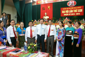 Đồng chí Nguyễn Hữu Duyệt, Phó Bí thư T Tỉnh ủy trò chuyện với các đại biểu dự đại hội.