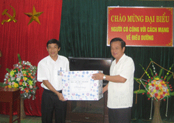 Đ/c Đinh Duy Sơn, Phó Chủ tịch Thường trực HĐND tỉnh thăm, tặng quà NCC tại Trung tâm điều dưỡng NCC tại xã Hạ Bì, Kim Bôi.