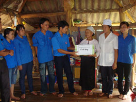 ĐVTN huyện Tân Lạc tặng quà cho mẹ liệt sỹ xã Địch Giáo.