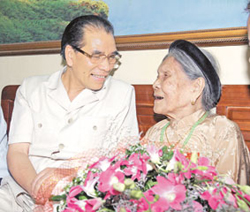 Tổng Bí Thư Nông Đức Mạnh tới thăm và tặng quà mẹ Việt Nam anh hùng Nguyễn Thị Chì ở phường Liễu Giai, quận Ba Đình (Hà Nội)