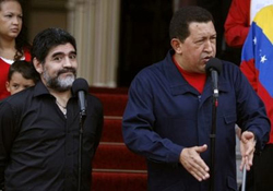 Maradona (trái) trong chuyến thăm Tổng thống Venezuela, Hugo Chavez, mới đây.