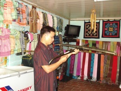 Những sản phẩm truyền thống ở Mai Châu luôn thu hút sự quan tâm của du khách