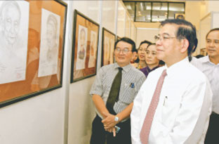Chủ tịch nước Nguyễn Minh Triết xem
các tác phẩm chân dung
mẹ Việt Nam Anh Hùng tại triển lãm.