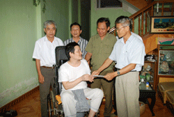 Đại diện lãnh đạo LĐLĐ tỉnh, Hội Bảo trợ người tàn tật và trẻ mồ côi tỉnh thăm hỏi và tặng quà cho anh anh Lê Huy Tích ở tổ 2A, Phường Tân Thịnh