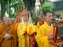 Lễ rước Xá lợi Phật từ chùa Quán Sứ về tôn thờ tại Hoàng thành Thăng Long.
