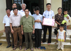 Hội Nạn nhân CĐDC/Điôxin tỉnh tặng quà cho gia đình nạn nhân tại xã Bắc Phong, Cao Phong.