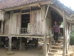 Nhiều hộ dân ở TPHB vẫn còn giữ nếp nhà sàn truyền thống
