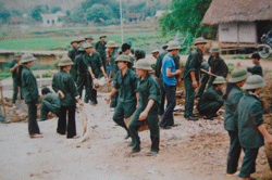 Lực lượng dân quân xã Chiềng Châu tham gia làm đường GTNT
