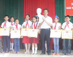 Lãnh đạo huyện Kỳ Sơn trao giấy khen của UBND huyện cho các học sinh giỏi năm học 2009 - 2010