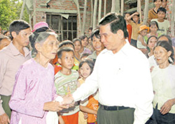 Chủ tịch nước Nguyễn Minh Triết gặp gỡ, thăm hỏi nhân dân xã Gia Hưng, huyện Gia Viễn (Ninh Bình)