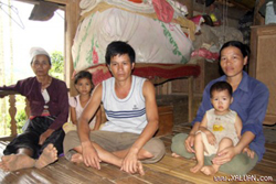 Gia đình anh Bùi Văn Nhi ở xóm Dài 1, xã Bình Chân bị phát bệnh đầu tiên trong năm 2010.

