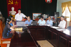 Cán bộ phòng giao dịch NHCSXH huyện Cao Phong thực hiện giao dịch với các tổ vay vốn tại xã vùng cao Yên Lập
