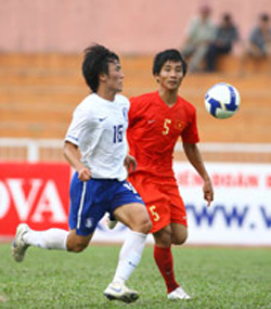 Thế Sơn (5) cùng các đồng đội đã thua Hàn Quốc ở loạt đá luân lưu, đành xếp vị trí chót bảng.