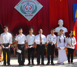 Lãnh đạo trường THPT chuyên Hoàng Văn Thụ khen thưởng các học sinh tiên tiến. Ảnh T.L