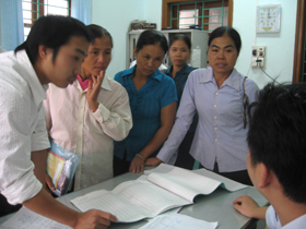 Cán bộ hoạt động không chuyên trách tại các xã Piềng Vế, Vạn Mai (huyện Mai Châu) tìm hiểu về chế độ phụ cấp sẽ được chi trả theo nội dung Đề án.